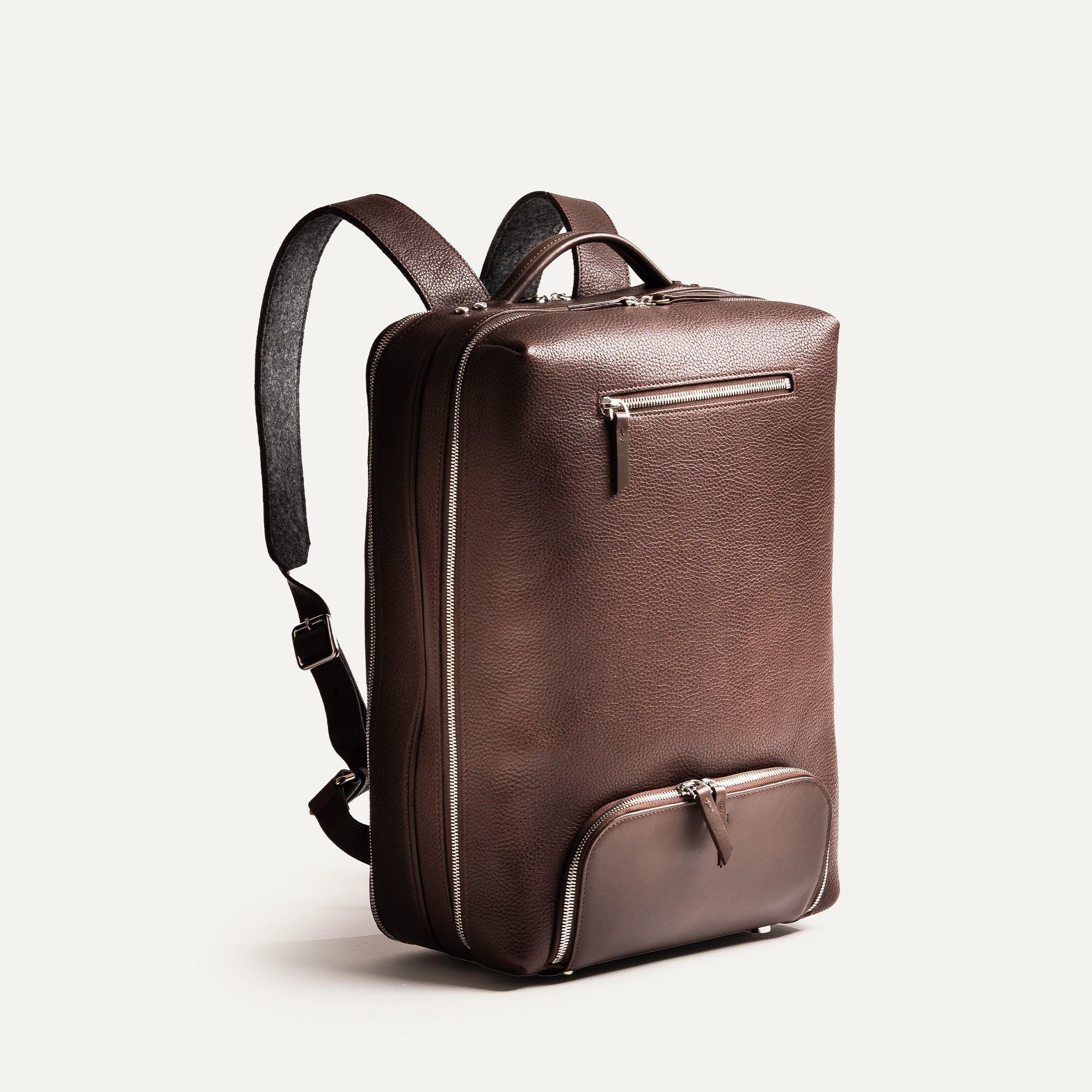 Sac à dos homme en cuir minimaliste et fonctionnel pour un déplacement de 36 heures