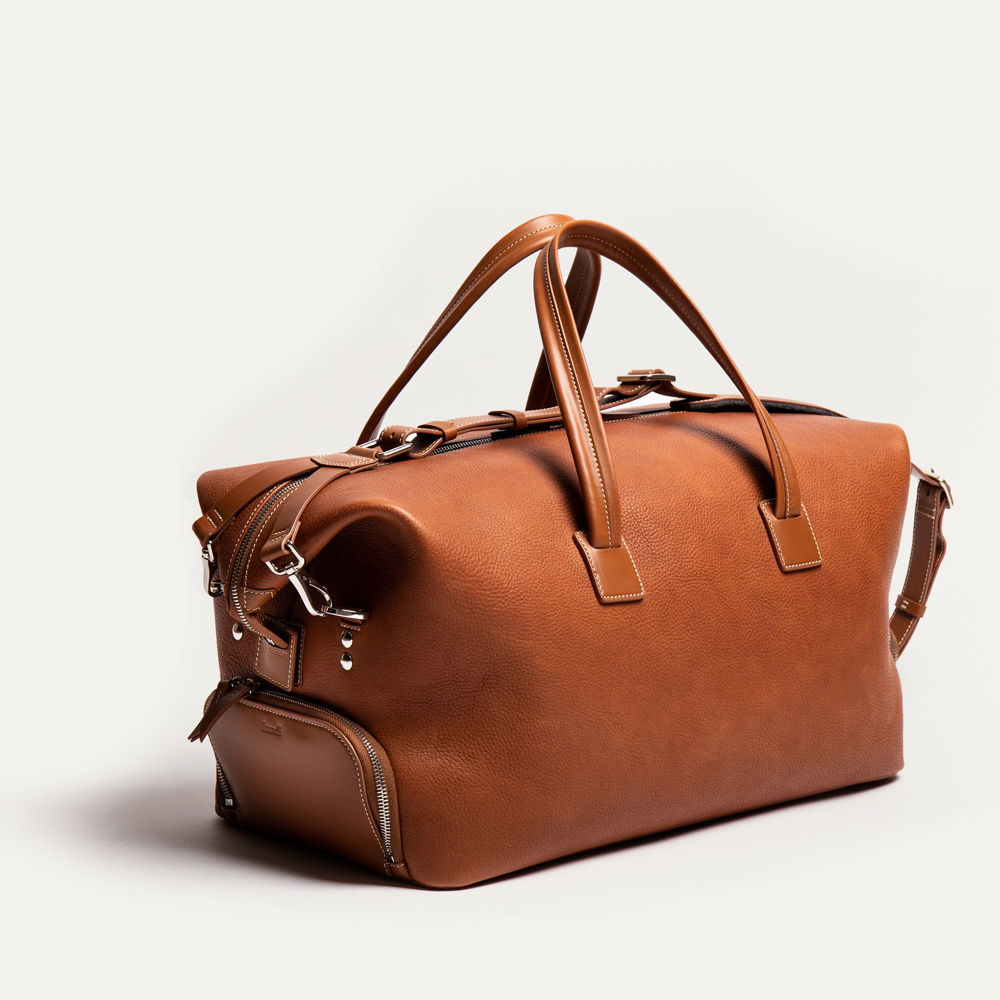 Sac de voyage pour homme et femme en cuir cognac pensé par lundi.