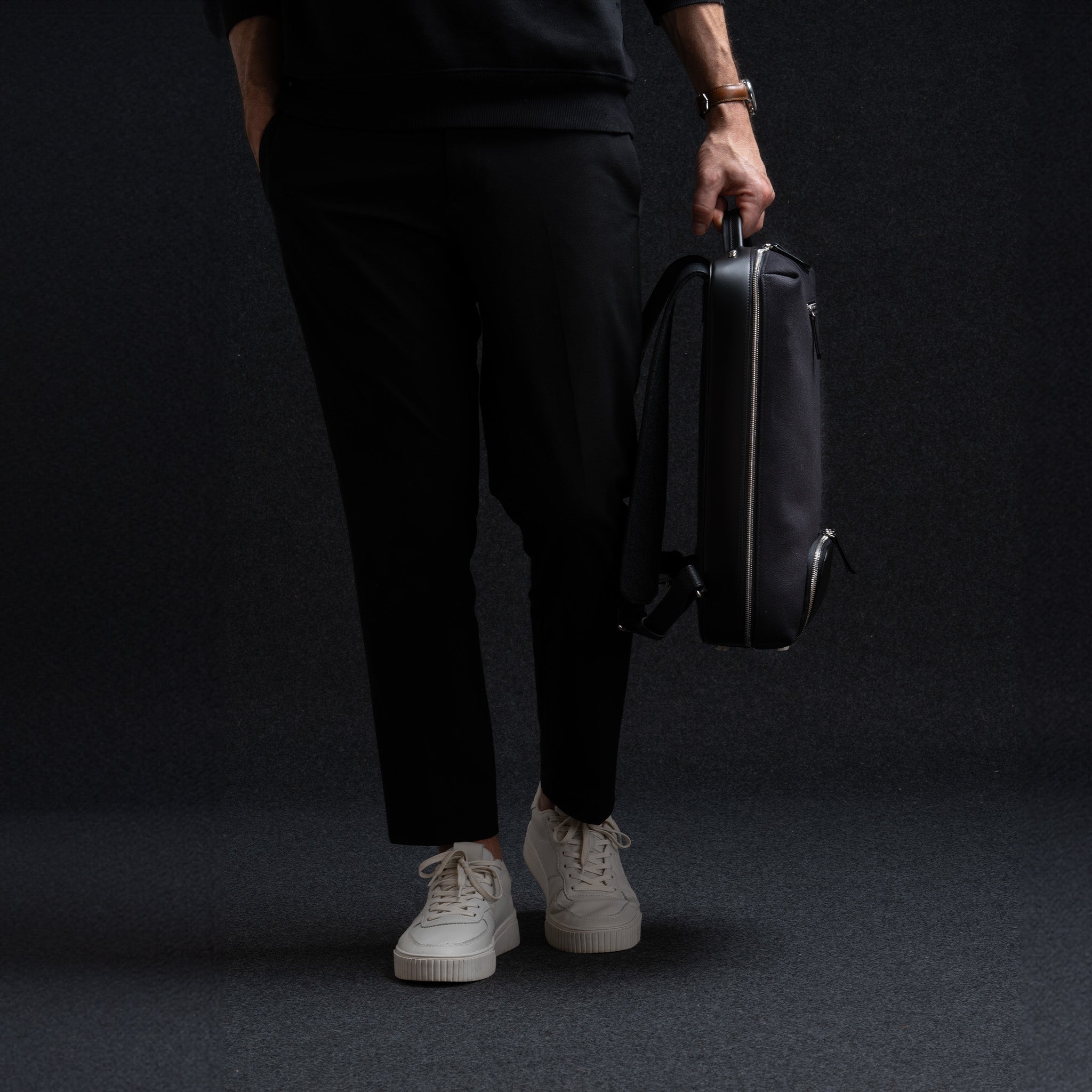 Conçu pour les professionnels, le sac à dos pour homme allie élégance et fonctionnalité. En toile de coton sergé noire et cuir grainé, il offre confort et durabilité. Le compartiment principal et les poches en néoprène permettent une organisation facile de vos accessoires de bureau.