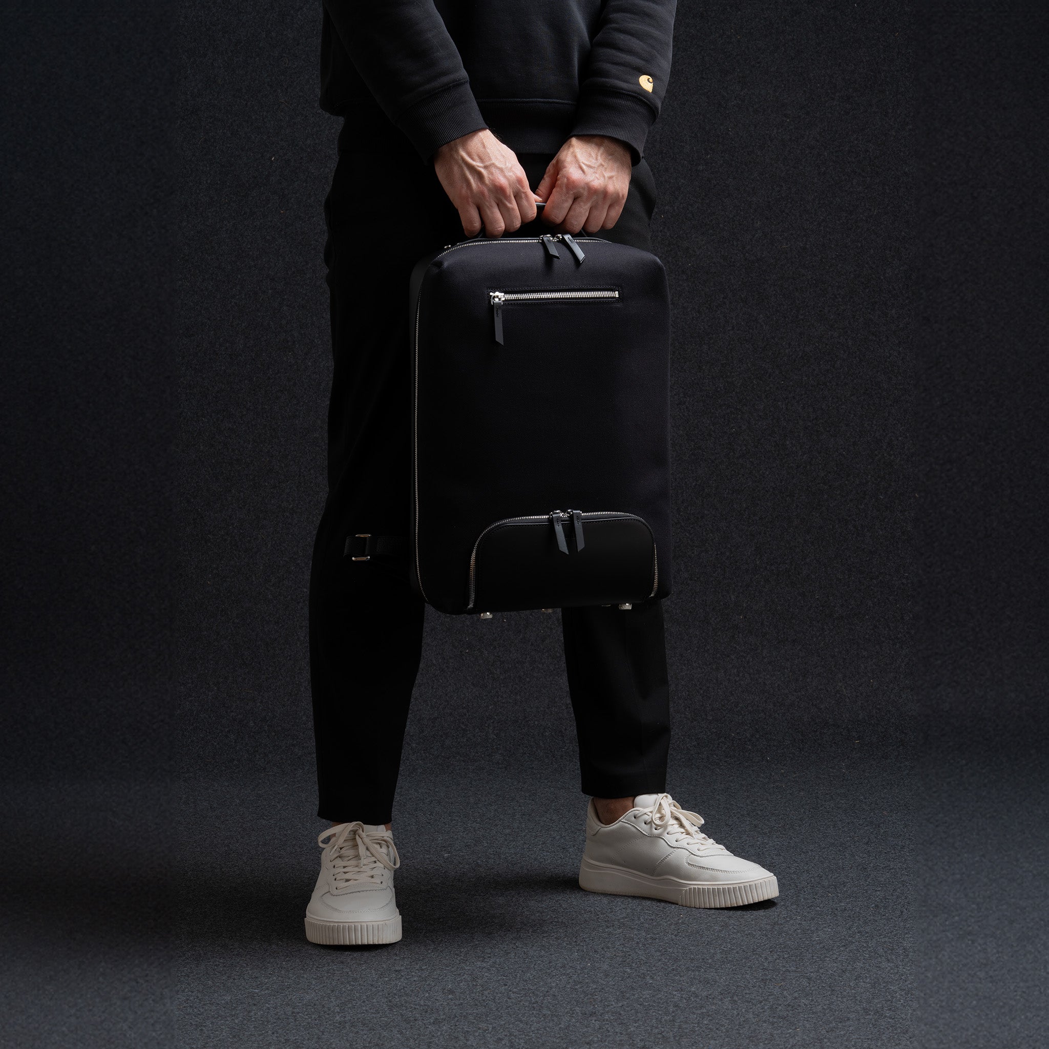 Le sac à dos noir est compact, léger et fonctionnel, parfait pour les professionnels en déplacement. Sa toile de coton sergé noire et son cuir grainé offrent une protection déperlante et anti-tâches. Les poches en néoprène et les poches zippées organisent vos accessoires de bureau. 