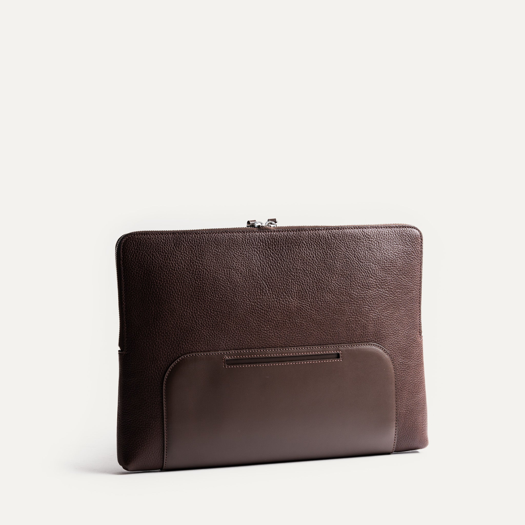 notre pochette pour ordinateur en cuir offre des compartiments multiples pour ranger vos accessoires essentiels. Idéal pour les professionnels, il est parfait pour organiser vos documents, stylos et autres gadgets. Fabriqué à partir de cuir de haute qualité, il combine durabilité et élégance.