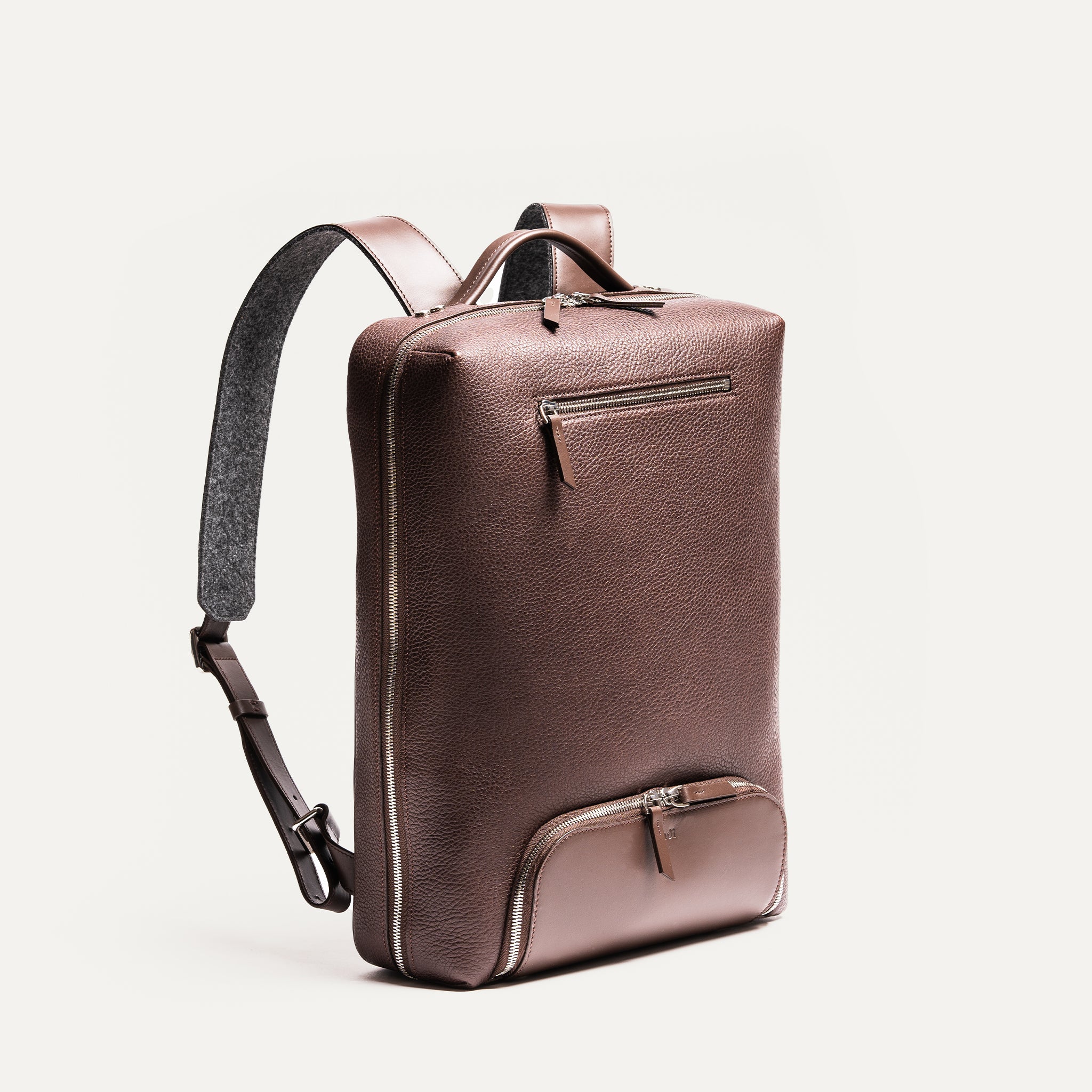 Notre sac à dos en cuir marron est doté de deux compartiments extérieurs zippés et d’une bandoulière ajustable tout en gardant un design modern