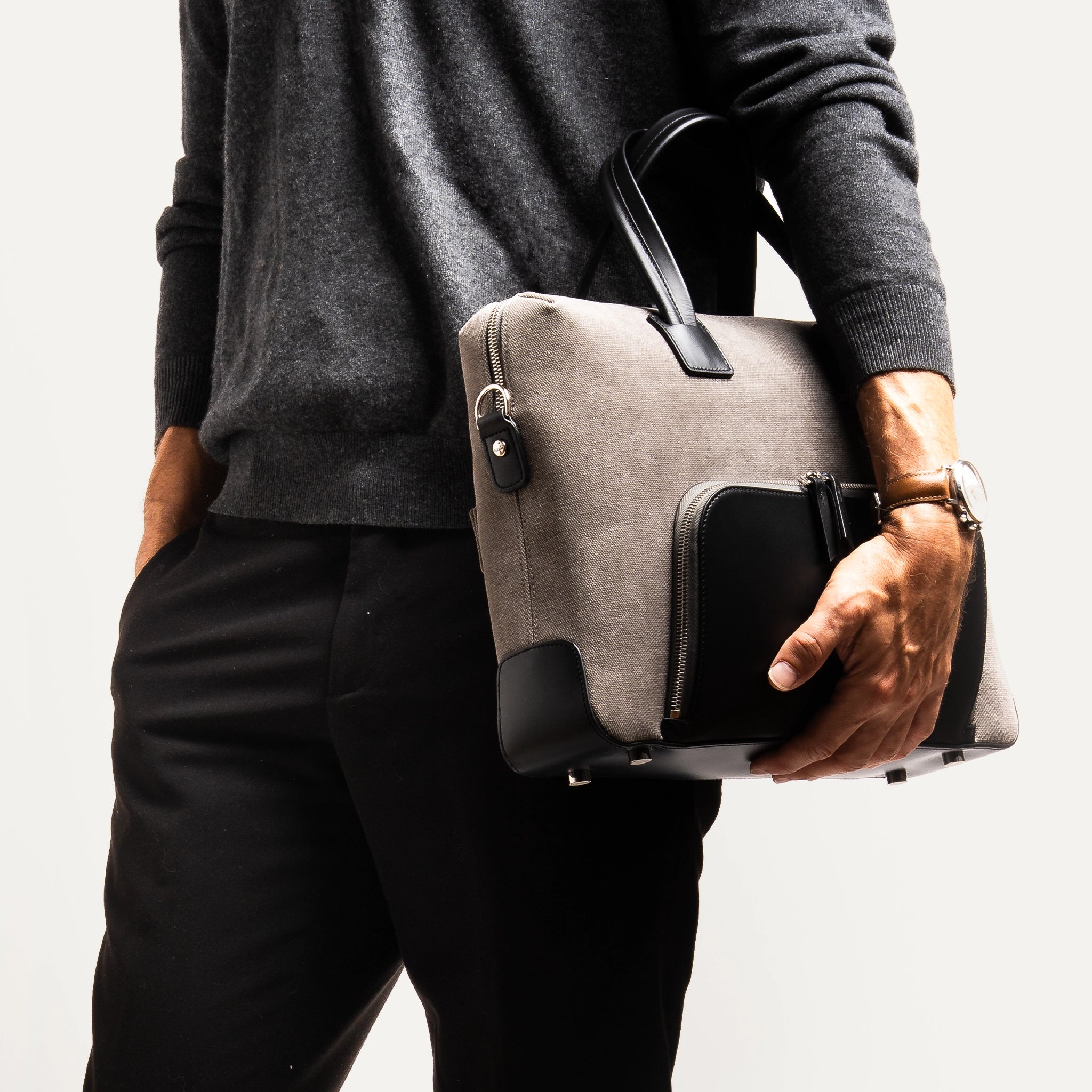 Un format compact pour ce porte documents en toile déperlante et cuir lisse au tannage végétal