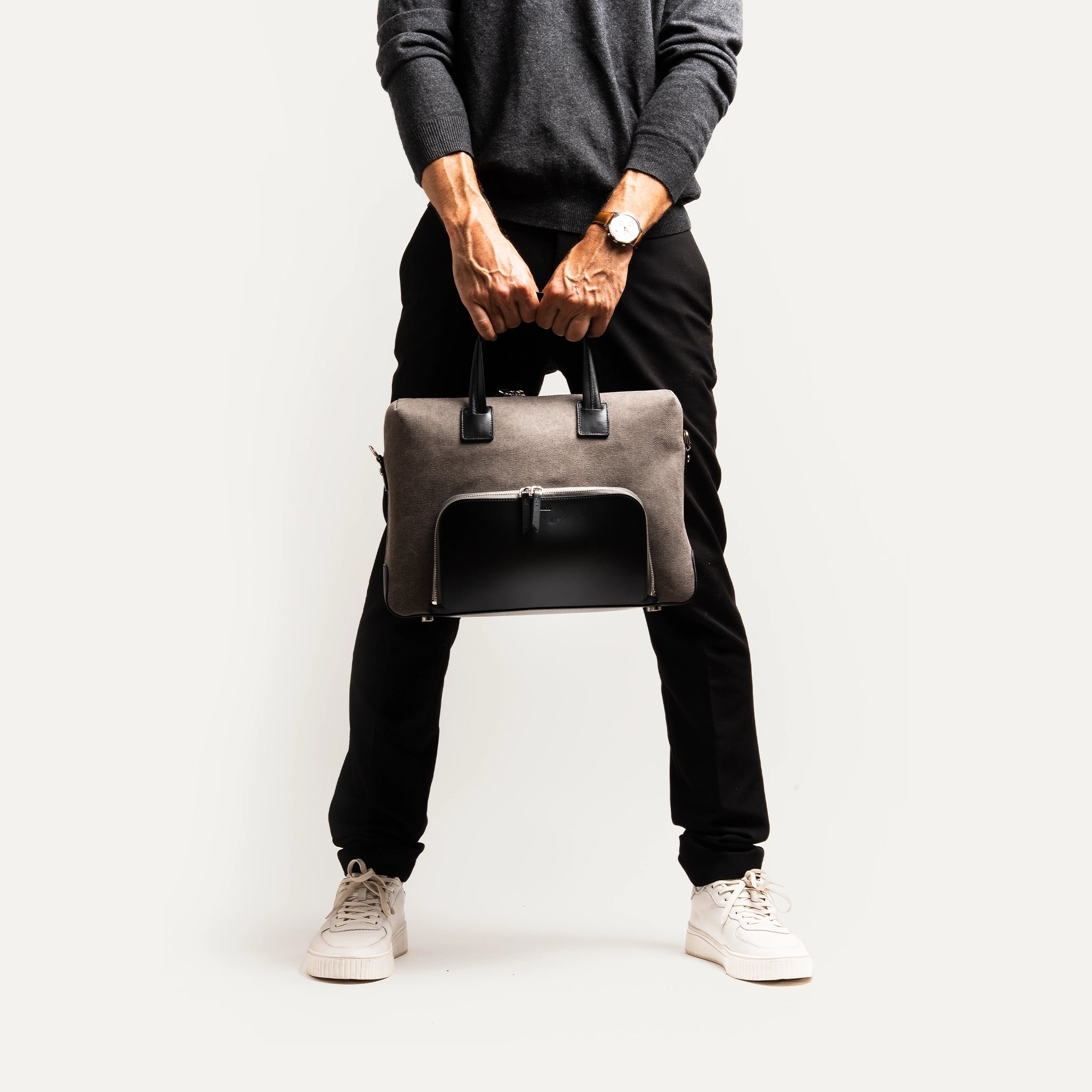 Porte documents en toile et cuir pour un look décontracté et élégant.