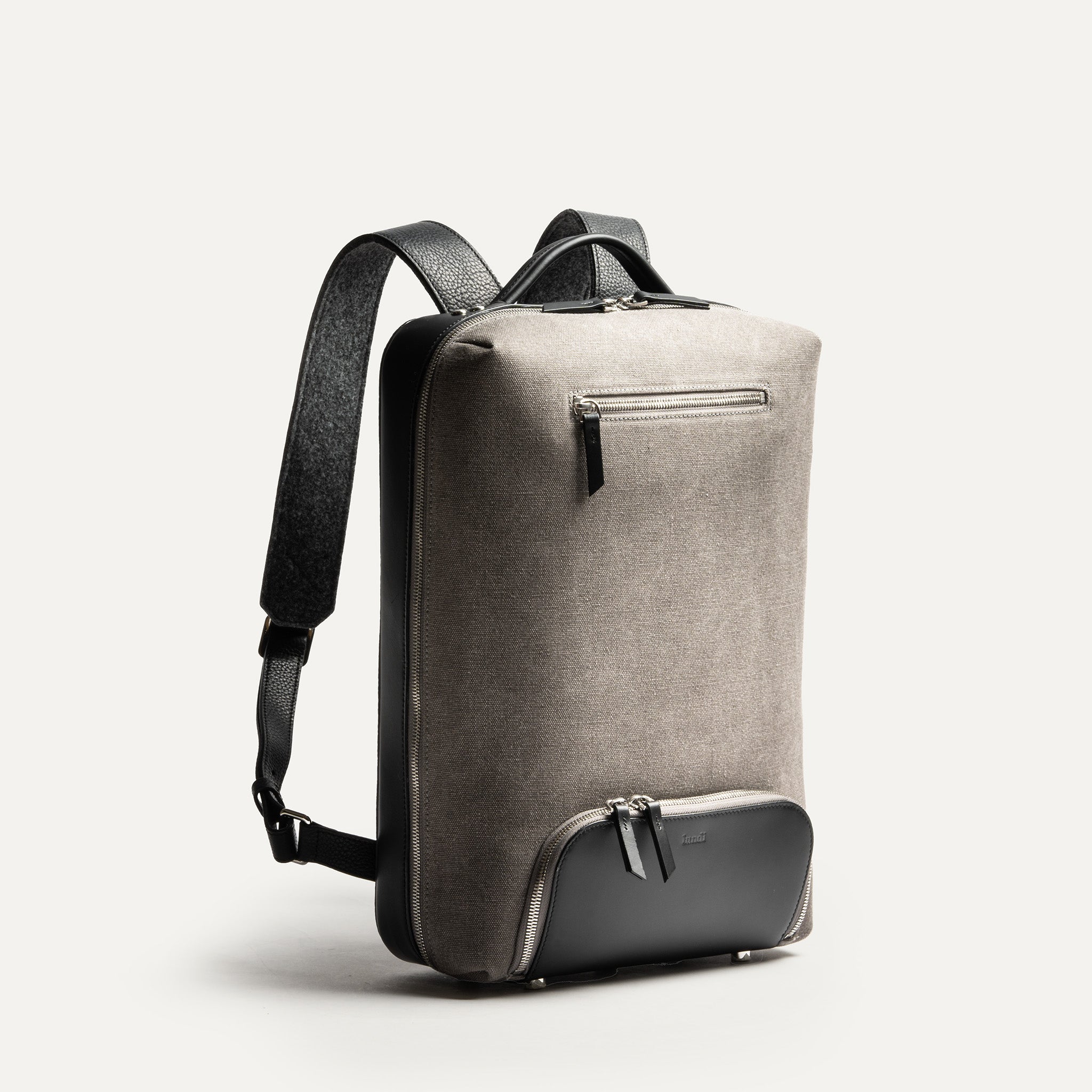 Découvrez notre sac à dos pour homme, idéale pour le travail. Notre sac à dos en cuir, notamment pour ordinateur portable, offrent style et durabilité. Trouvez le sac à dos cuir parfait pour homme, élégant et fonctionnel. Optez pour un sac à dos gris et noir, intemporel et chic. Choisissez le meilleur sac à dos pour votre quotidien professionnel