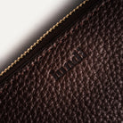 Cuir grainé et logo embossé