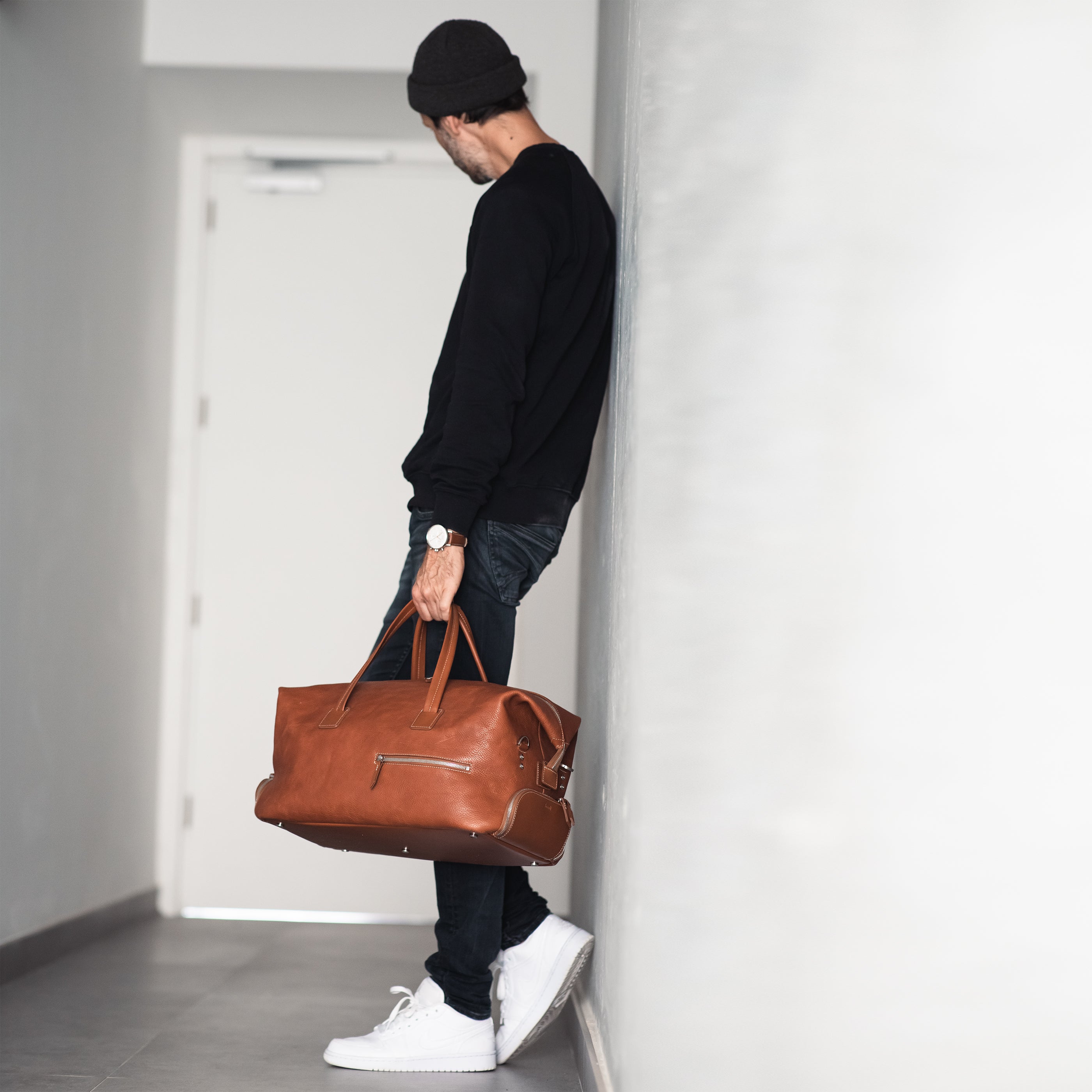 Optez pour l'élégance avec ce sac de voyage multifonction en cuir cognac. Parfaitement conçu pour les déplacements, ce sac combine design raffiné et utilité. Il offre de nombreux rangements pour accueillir tout vos essentiels. 